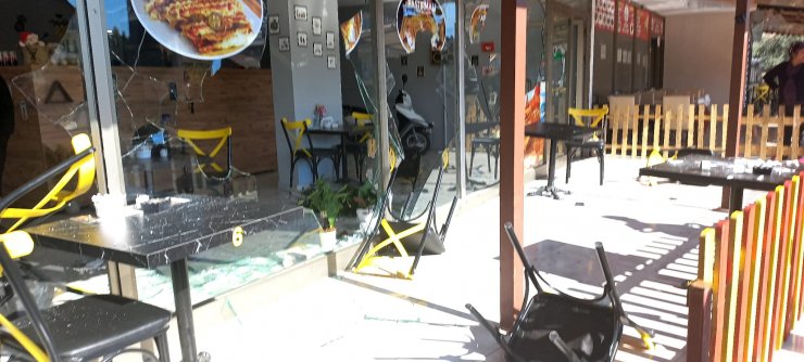 Yediği tostun parasını ödemedi, dükkana taş ve sopalarla zarar verdi