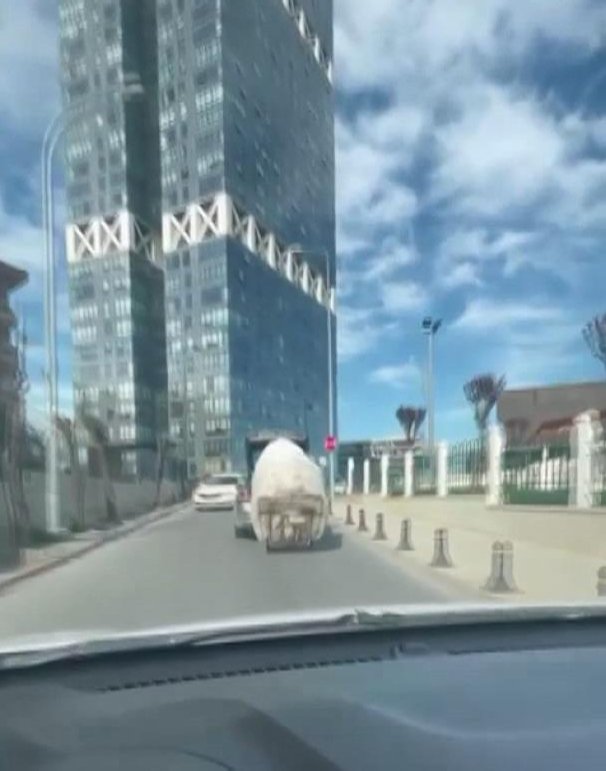 Yokuşu çıkamayan kağıt toplayıcı çocuğa böyle yardım etti 