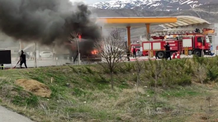 Akaryakıt istasyonunda alev alan TIR korkuttu