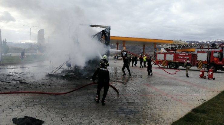 Akaryakıt istasyonunda alev alan TIR korkuttu