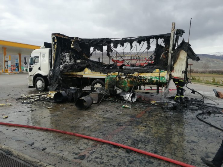 Akaryakıt istasyonunda alev alan TIR korkuttu