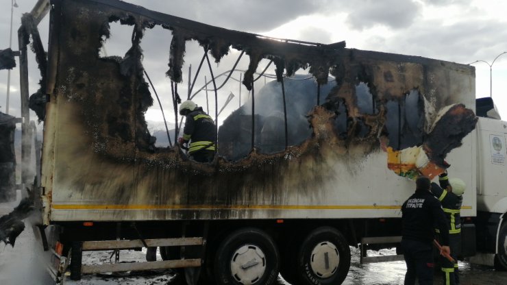 Akaryakıt istasyonunda alev alan TIR korkuttu