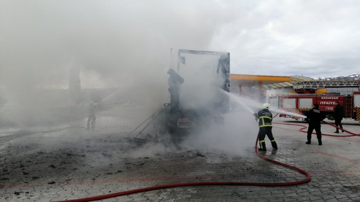 Akaryakıt istasyonunda alev alan TIR korkuttu