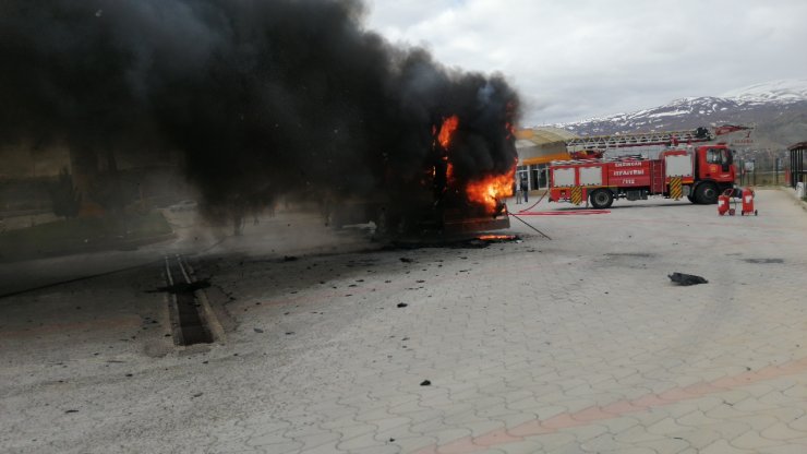 Akaryakıt istasyonunda alev alan TIR korkuttu