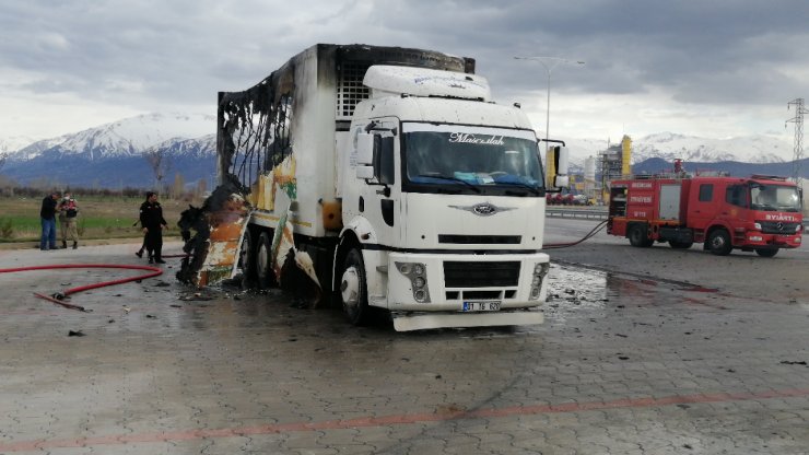 Akaryakıt istasyonunda alev alan TIR korkuttu