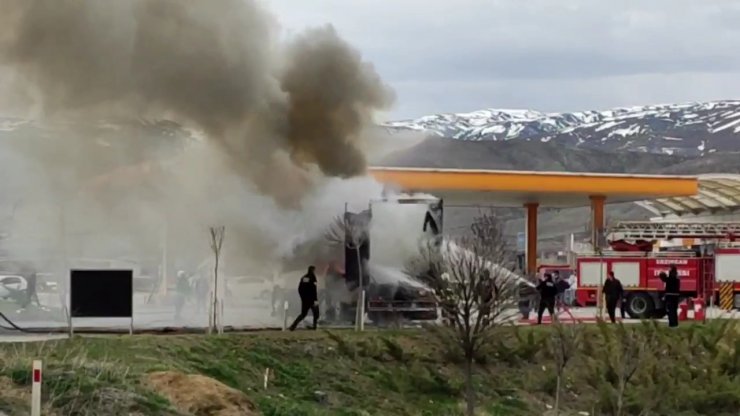 Akaryakıt istasyonunda alev alan TIR korkuttu