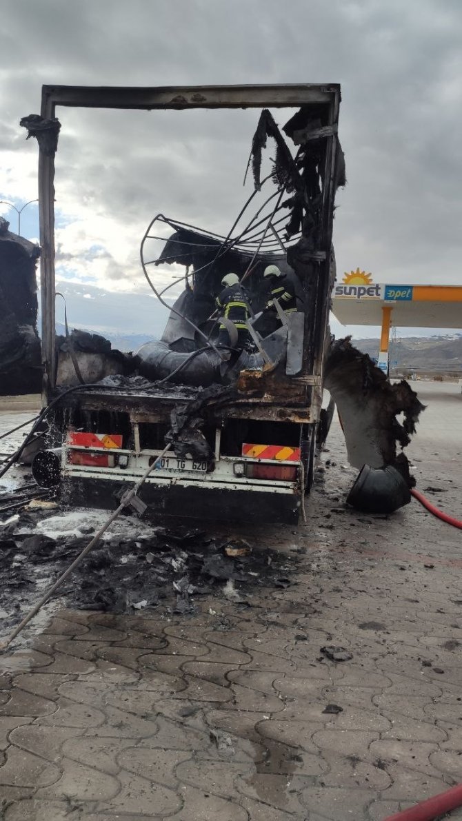 Akaryakıt istasyonunda kamyon alev alev yandı