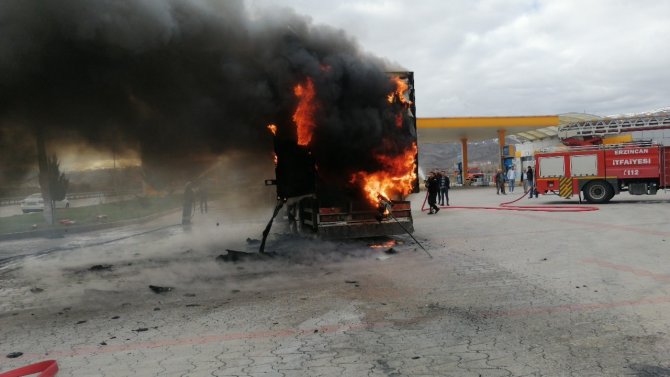 Akaryakıt istasyonunda kamyon alev alev yandı