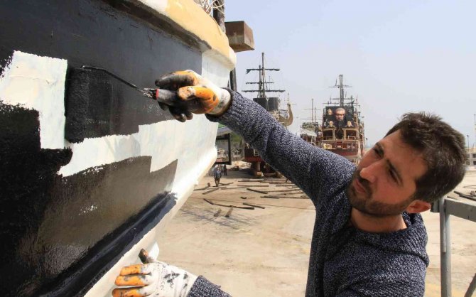 Akdeniz’de tekneler sezona umutla hazırlanıyor