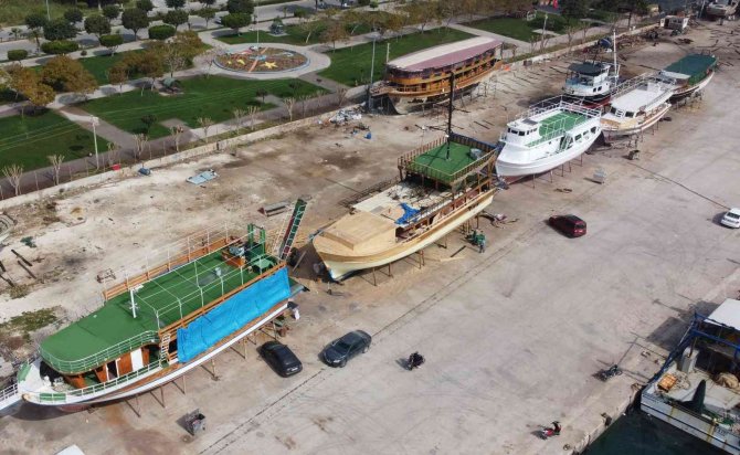Akdeniz’de tekneler sezona umutla hazırlanıyor