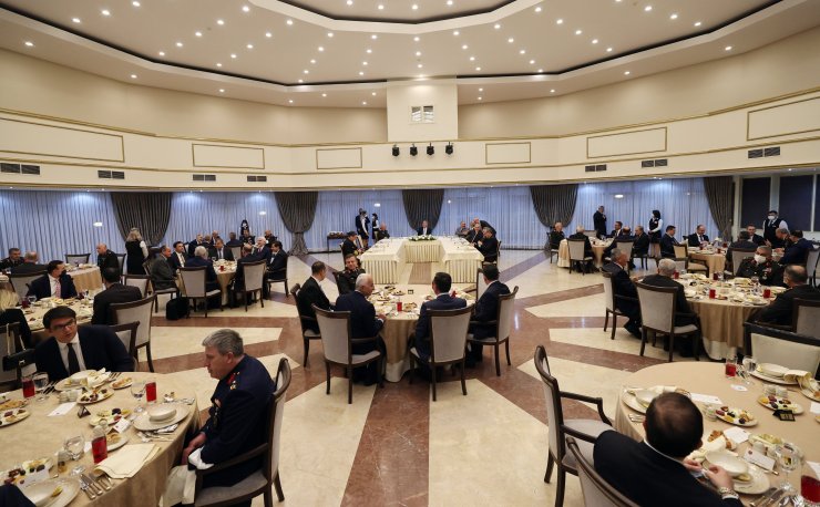 Bakan Akar, komutanlar ve savunma sanayi şirketlerinin temsilcileri ile İftar yaptı