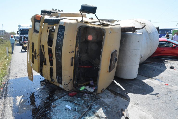 Beton mikseri ışıkta bekleyen araçlara çarpıp devrildi: 1 yaralı