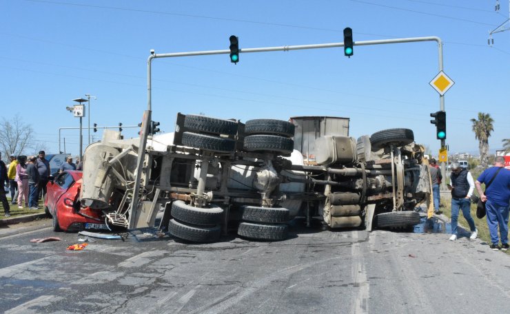 Beton mikseri ışıkta bekleyen araçlara çarpıp devrildi: 1 yaralı