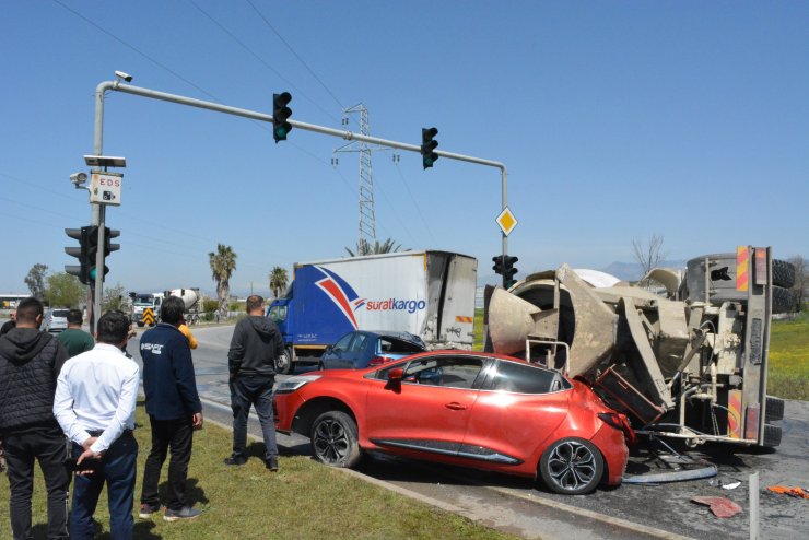 Beton mikseri ışıkta bekleyen araçlara çarpıp devrildi: 1 yaralı