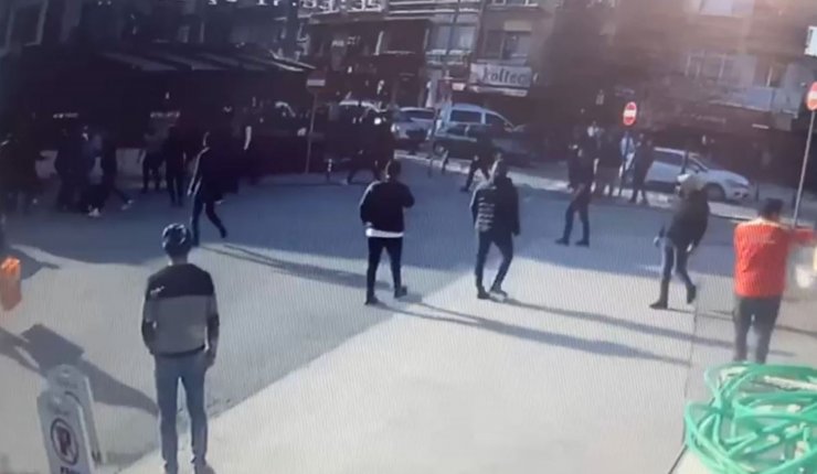 Caddede silahlı kavga; 2 yaralı