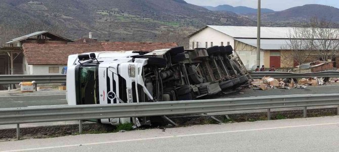 Devrilen tırın dorsesindeki malzemeler yola saçıldı: 1 yaralı
