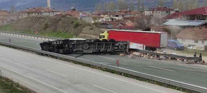 Devrilen tırın dorsesindeki malzemeler yola saçıldı: 1 yaralı