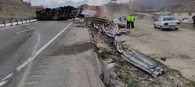 Devrilen tırın dorsesindeki malzemeler yola saçıldı: 1 yaralı