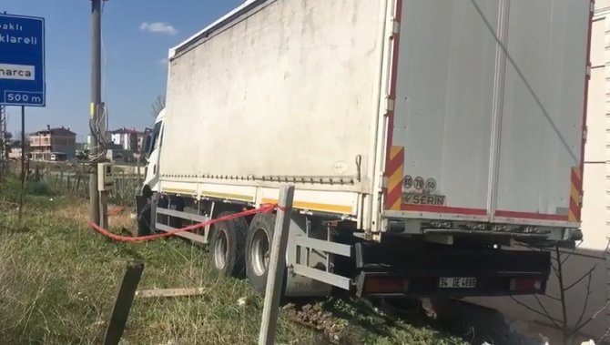 Direksiyon hakimiyetini kaybeden tır sürücüsü istinat duvarına çıktı