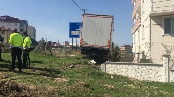 Direksiyon hakimiyetini kaybeden tır sürücüsü istinat duvarına çıktı