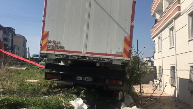 Direksiyon hakimiyetini kaybeden tır sürücüsü istinat duvarına çıktı