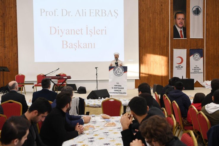 Diyanet İşleri Başkanı Erbaş, gençlerle iftar yaptı