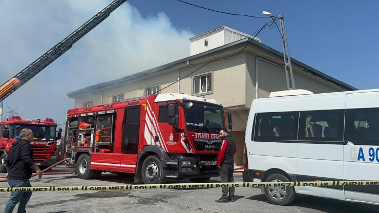 Fabrika çatısında yangın 