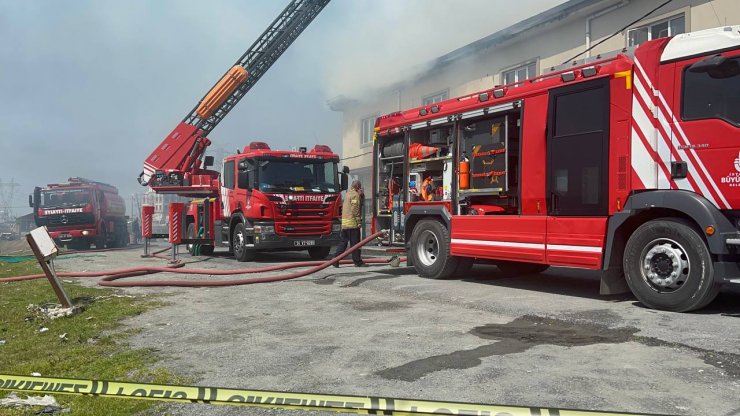 Fabrika çatısında yangın 