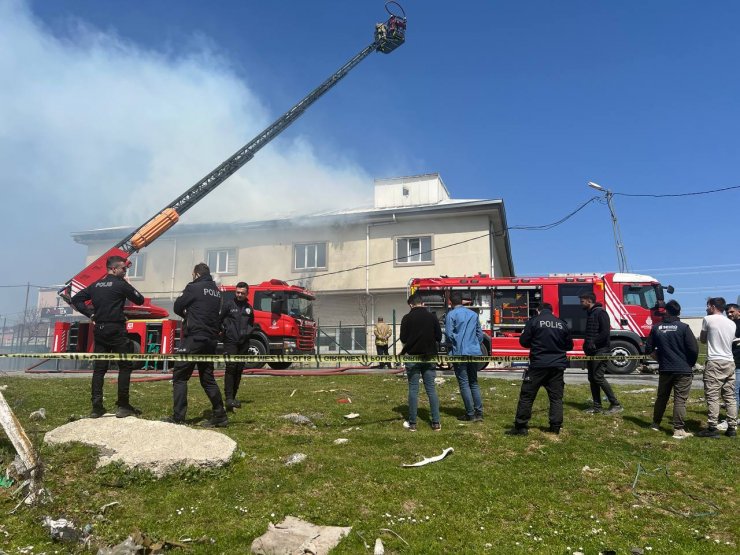 Fabrika çatısında yangın 