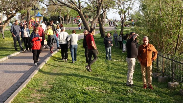Falezlerdeki yangını görüntülemek için birbirleriyle yarıştılar
