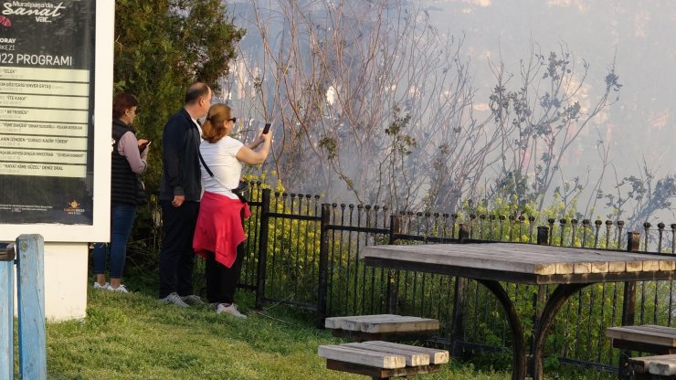 Falezlerdeki yangını görüntülemek için birbirleriyle yarıştılar