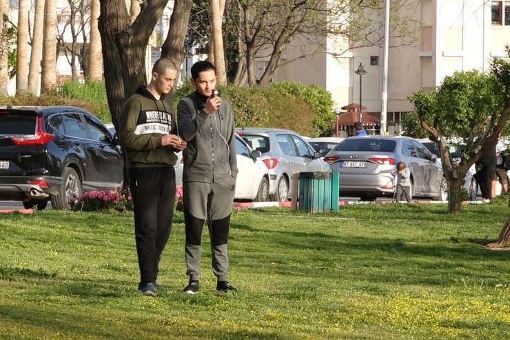 Falezlerdeki yangını görüntülemek için birbirleriyle yarıştılar