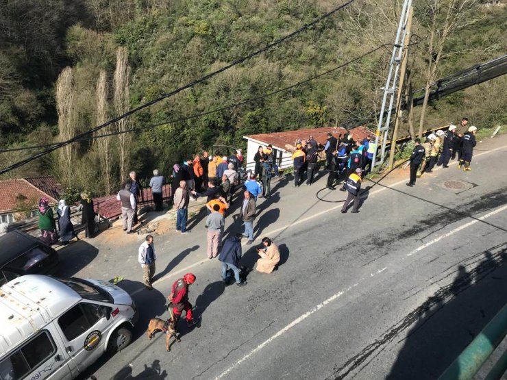 Gecekondu üzerine demir yüklü TIR devrildi