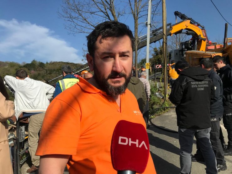 Gecekondu üzerine demir yüklü TIR devrildi