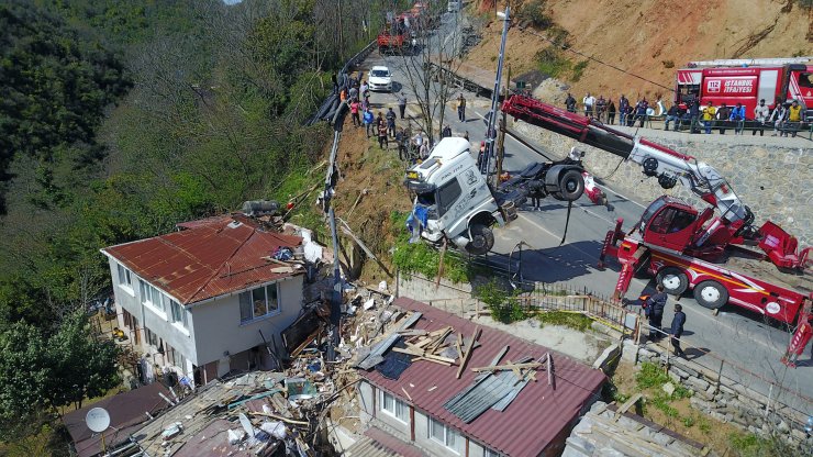 Gecekondunun üzerine düşen tır 9 saat sonra kaldırıldı