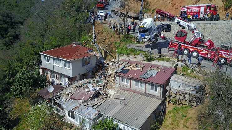 Gecekondunun üzerine düşen tır 9 saat sonra kaldırıldı