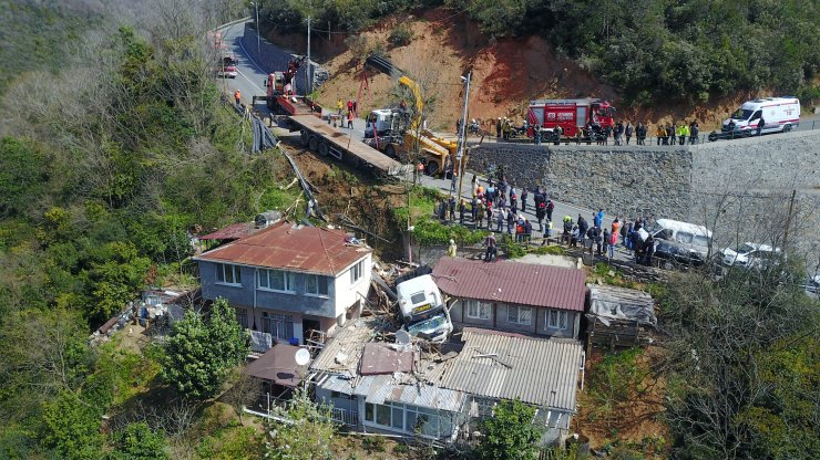 Gecekondunun üzerine düşen tır 9 saat sonra kaldırıldı
