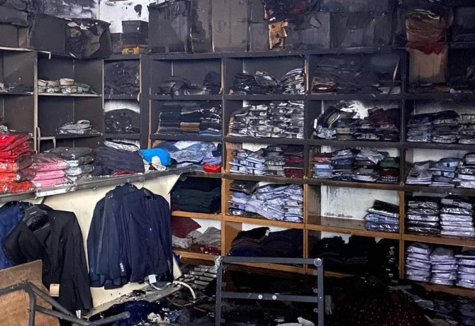 Giyim mağazasında çıkan yangında tekstil ürünleri zarar gördü