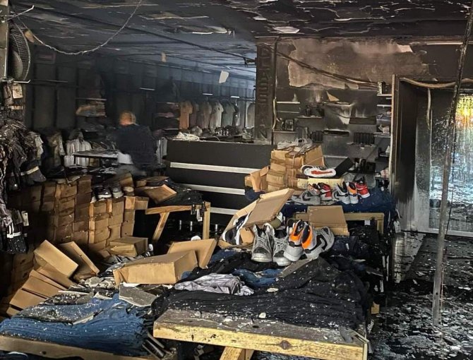 Giyim mağazasında çıkan yangında tekstil ürünleri zarar gördü