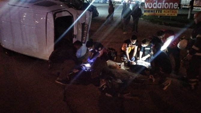 Göçmenleri taşıyan otomobil kaza yaptı: 7 yaralı