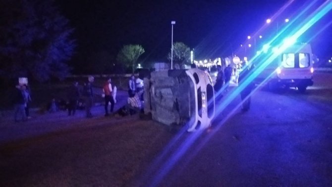 Göçmenleri taşıyan otomobil kaza yaptı: 7 yaralı