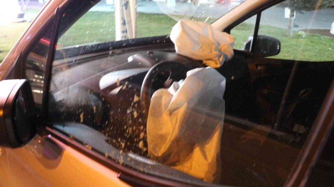 Göçmenleri taşıyan otomobil kaza yaptı: 7 yaralı