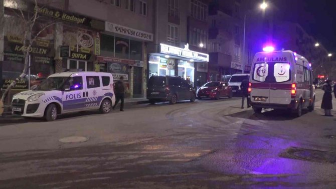 İki arkadaşın bıçakla şakalaşması kanlı bitti