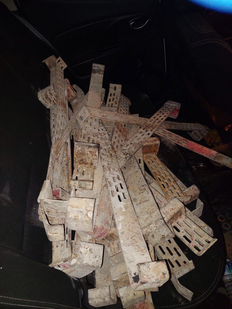 İnşaattan iskele demiri çalan 2 kişi yakalandı
