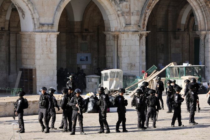 İsrail polisi Mescid-i Aksa'ya baskın düzenledi