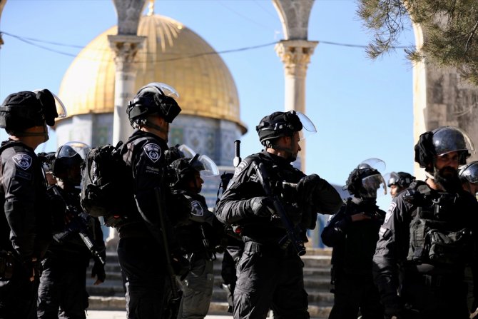 İsrail polisi Mescid-i Aksa'ya baskın düzenledi