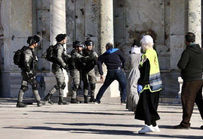 İsrail polisi Mescid-i Aksa'ya baskın düzenledi