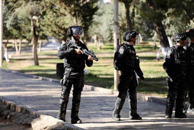 İsrail polisi Mescid-i Aksa'ya baskın düzenledi