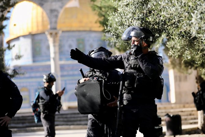 İsrail polisi Mescid-i Aksa'ya baskın düzenledi