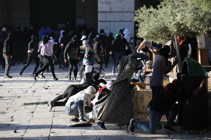 İsrail polisi Mescid-i Aksa'ya baskın düzenledi